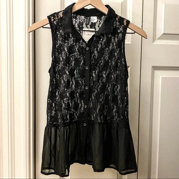 H&M | Sleeveless Lace Button-Up Top - Picture 2 of 9